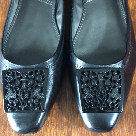 TAHARI Black Leather Flats w/Black Filigree Buckle - Picture 11 of 12